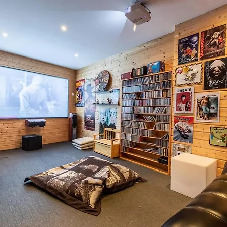 Sky View Cinema, Piscine, *