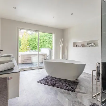 Sky View Cinema, Piscine,